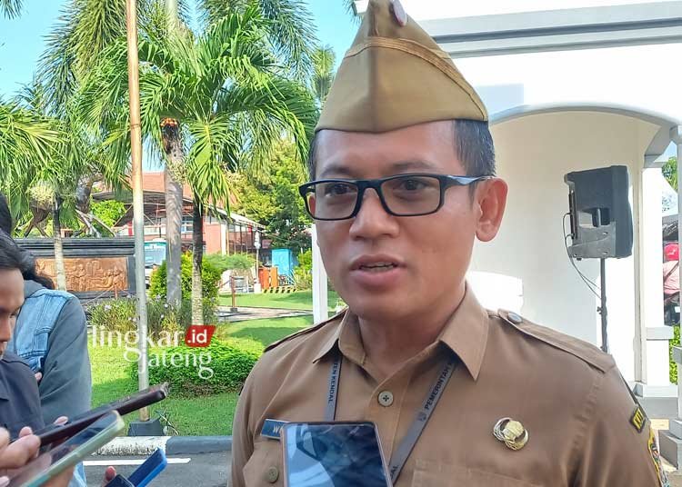 BERI KETERANGAN: Kepala Disdagkop dan UKM Kendal, Toni Ari Wibowo. (Arvian Maulana/Lingkarjateng.id)