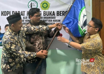 SIMBOLIS: Penyerahan Pataka dari Sekretaris lama PKBH Badko LPQ Kota Semarang Muhammad Alfin Aufillah Zen (Tengah) didampingi Direktur Terpilih Dr (Hc). Joko Susanto (kiri) kepada Sekretaris baru Dimas Adi Surya (kanan) pada Jumat, 15 Maret 2024. (Dok. PKBH Badko LPQ Kota Semarang/Lingkarjateng.id)