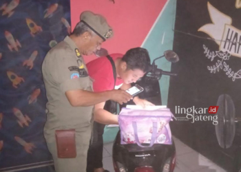 TEGAKKAN ATURAN: Petugas Satpol PP Kabupaten Rembang meminta persetujuan berupa penandatanganan surat kesanggupan kepada pengelola tempat hiburan malam terkait jam buka selama Ramadhan, beberapa waktu lalu. (Kominfo Rembang/Lingkarjateng.id)
