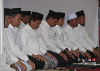 KHUSYUK: Pangdam IV/Diponegoro, Mayjen TNI Deddy Suryadi (tiga dari kanan) saat mendampingi Pj Gubernur Jateng Nana Sudjana (tengah) dalam kegiatan Tarawih Keliling (Tarling) yang digelar Pemerintah Provinsi Jawa Tengah di di Wisma Perdamaian Semarang, Selasa, 12 Maret 2024. (Pendam IV/Diponegoro/Lingkarjateng.id)