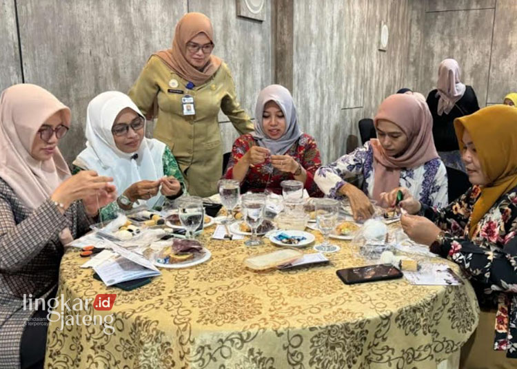 TELATEN: Sejumlah peserta pelatihan tampak gigih merajut benang untuk dijadikan sebuah boneka karakter di salah satu hotel di Kabupaten Rembang, Senin, 4 Maret 2024. (Pemkab Rembang/Lingkarjateng.id)