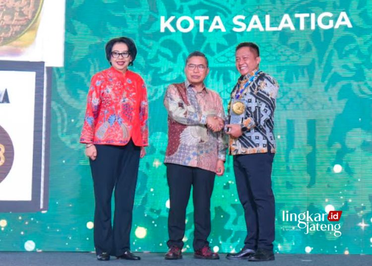 SERAH TERIMA: Penjabat Wali Kota Salatiga, Yasip Khasani (kanan) menerima piala adipura dari Kementerian Lingkungan Hidup dan Kehutanan di Jakarta, Selasa, 5 Maret 2024. (Dok. Prokompim Setda Salatiga/Lingkarjateng.id)