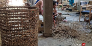 MENGANYAM: Para pekerja Balada Rotan sedang membuat kreasi anyaman rotan menjadi produk seni kreatif, Desa Teluk Wetan, Kecamatan Welahan, Kabupaten Jepara. (Muhammad Aminudin/Lingkarjateng.id)