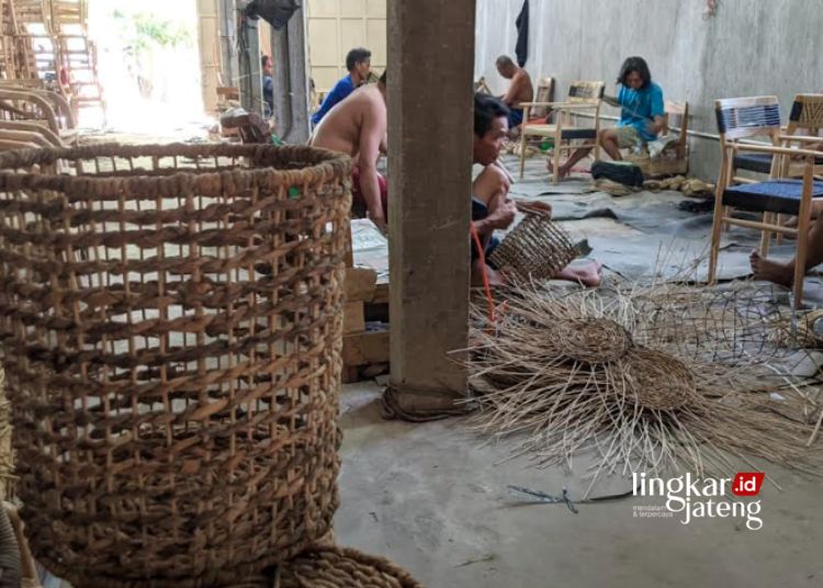 MENGANYAM: Para pekerja Balada Rotan sedang membuat kreasi anyaman rotan menjadi produk seni kreatif, Desa Teluk Wetan, Kecamatan Welahan, Kabupaten Jepara. (Muhammad Aminudin/Lingkarjateng.id)