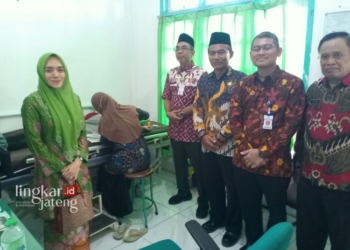 Tim Verifikasi dari Dinas Pemberdayaan Perempuan Perlindungan Anak Pengendalian Penduduk dan Keluarga Berencana (DP3AP2KB) Jawa Tengah saat melakukan penilaian. (Robison/Lingkarjateng.id)