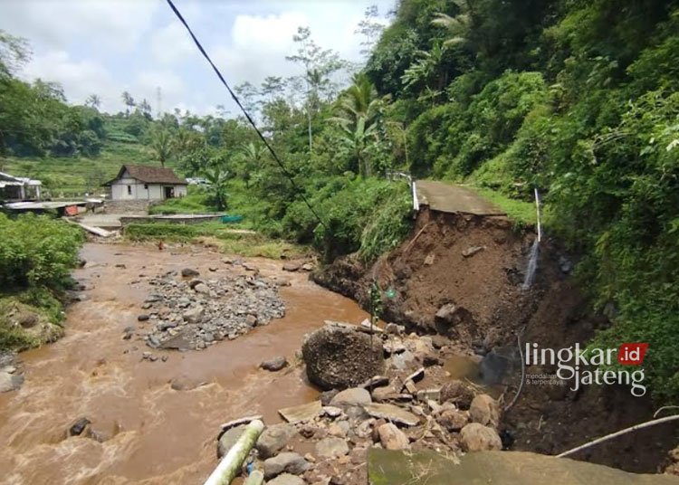 Lahan Pertanian, Jalan hingga Jalur Air Bersih Terdampak Banjir Bandang Tengaran Semarang 25 AKSES TERBELAH: Jalan Dusun Krangilan, Desa Regunung, Kecamatan Tengaran terputus usai diterjang banjir bandang, Selasa sore, 5 Maret 2024. (Hesty Imaniar/Lingkarjateng.id)
