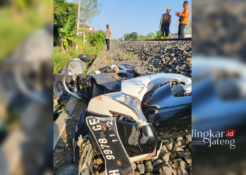 Polisi sedang melakukan olah TKP warga yang tewas usai ditabrak kereta api di perlintasan tanpa palang pintu jalan umum Desa Karangawen, Kecamatan Karangawen, Kanupaten Demak, Selasa, 26 Maret 2024. (M Burhanuddin Aslam/Lingkarjateng.id)