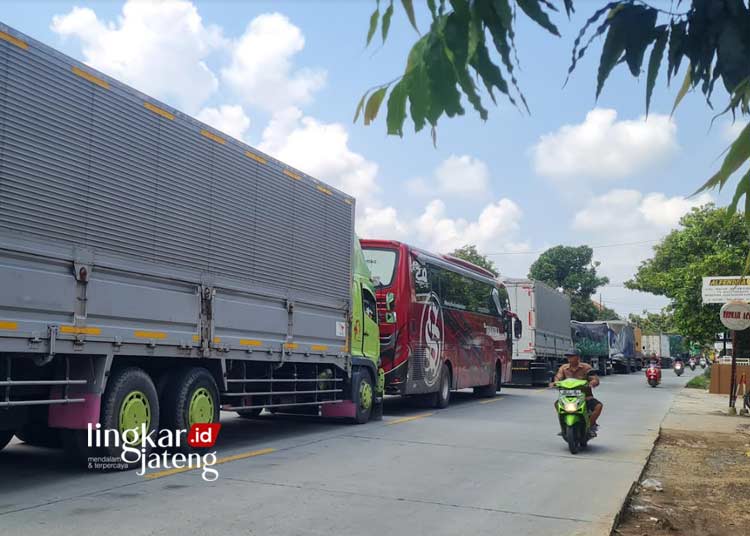 Macet di Jalur Demak-Jepara Masih Mengular, Kendaraan Besar Terjebak 25 MACET: Kendaraan besar mengular di Jalur Demak-Jepara akibat banjir di Kabupaten Demak. (Muhammad Aminudin/Lingkarjateng.id)