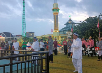 LESTARIKAN TRADISI: Panitia Amalan Ramadhan Masjid Agung Semarang (MAS) saat menyulut mercon atau Nyumet Dung sebagai penanda buka puasa, Kamis, 15 Maret 2024. (Rizky Syahrul/Lingkarjateng.id)