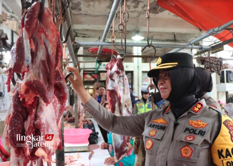 MONITORING: Kapolres Salatiga AKBP Aryuni Novitasari mengecek harga dan stok kebutuhan pokok di Pasar Raya 1 Salatiga, Selasa, 12 Maret 2024. (Dok. Humas Polres Salatiga/Lingkarjateng.id)