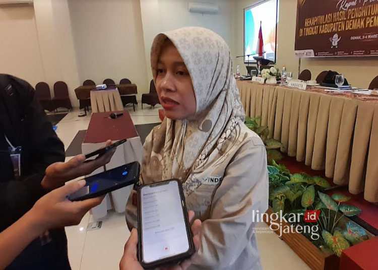 Ketua KPU Demak, Siti Ulfaati saat diwawancarai di Demak, Rabu, 6 Maret 2024. (M. Burhanuddin Aslam/Lingkarjateng.id)