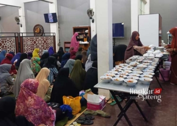 BUKA BERSAMA: Panitia Masjid Djauharotul Imamah Pati menyediakan menu asam-asam iga dan zuppa soup untuk berbuka puasa gratis, kemarin. (Nailin RA/Lingkarjateng.id)