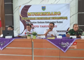 PAPARAN: Camat Undaan, Arif Budiyanto saat memberikan paparan dalam pelaksanaan kegiatan Musrenbang Kecamatan Undaan yang diadakan, belum lama ini. (Nisa Hafizhotus Syarifa/Lingkarjateng.id)