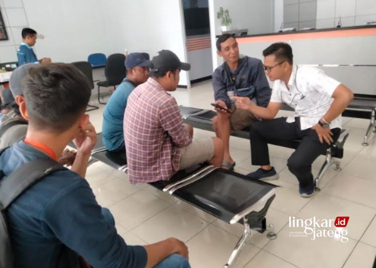 Nasabah BRI Unit Sidorejo Blora Tuntut Kepastian Pengembalian Uang Tabungan 25 ANTRE: Enam perwakilan nasabah BRI Unit Sidorejo Kecamatan Kedungtuban, Blora menuntut pengembalian uang tabungan, Senin, 18 Maret 2024. (Hanafi/Lingkarjateng.id)