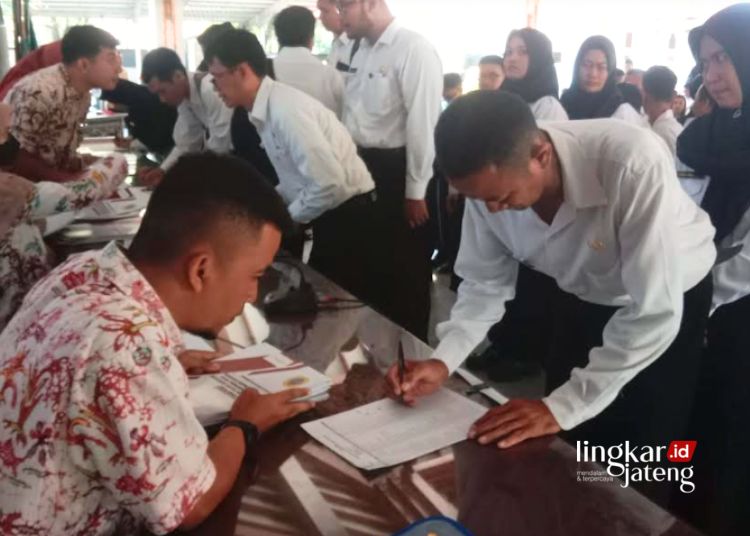 ANTRE: Tenaga honorer guru menerima Surat Keputusan Pengangkatan PPPK di di Pendopo Kabupaten Pati Selasa, 26 Maret 2024. (Setyo Nugroho/Lingkarjateng.id)