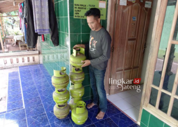 BERNIAGA: Tampak pedagang di Desa Sidomukti, Kecamatan Weleri, Kabupaten Kendal sedang menata gas Elpiji 3 kg belum lama ini. (Dok. Pribadi/Lingkarjateng.id)