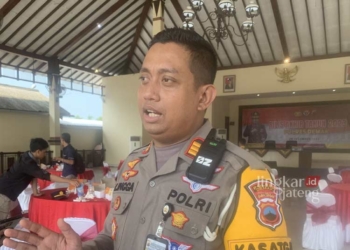 BERI KETERANGAN: Kasatlantas Polres Demak, AKP Lingga Ramdhani. (Muhammad Burhanuddin Aslam/Lingkarjateng.id)