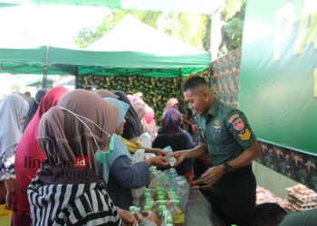 RAMAI: Warga menyerbu pasar murah di Kabupaten Batang. (Arif Prayoga/Lingkarjateng.id)