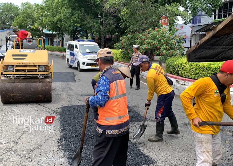 Pasca Banjir di Grobogan, Sejumlah Ruas Jalan Rusak Mulai Ditambal 25 DIPERBAIKI: Perbaikan jalan rusak di kawasan Simpang Lima Purwodadi, Kabupaten Grobogan. (Eko Wicaksono/Lingkarjateng.id)