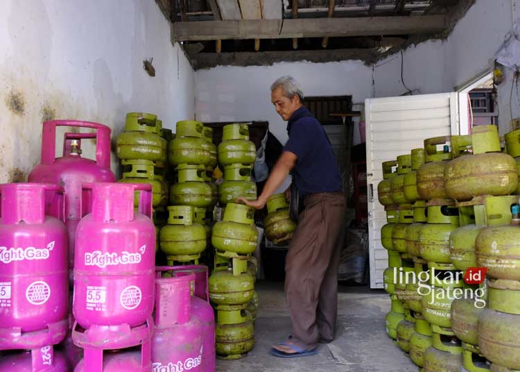 STOK LPG: Seorang pengelola pangkalan LPG saat sedang menata gas melon belum lama ini. (Nisa HS/Lingkarjateng.id)