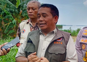 MENINJAU: Deputi Bidang Penanganan Darurat BNPB, Mayjen TNI Fajar Setiawan meninjau lokasi banjir yang ada di Kecamatan Gabus, Kabupaten Pati, pada Selasa, 19 Maret 2024. (Setyo Nugroho/Lingkarjateng.id)