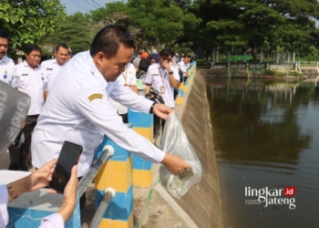 MENEBAR BENIH IKAN: Bupati Blora, Arief Rohman, ikut menebar benih ikan di Embung Rowo Karangjati, Rabu, 20 Maret 2024. (Dok. Pemkab Blora/Lingkarjateng.id)