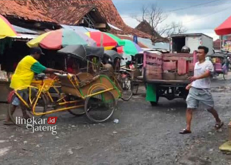 PUSAT JUAL BELI: Tampak aktivitas masyarakat di Pasar Rakyat Kabupaten Rembang, beberapa waktu lalu. (Vicky Rio/Lingkarjateng.id)