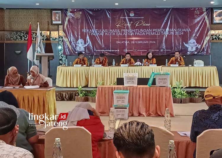 RAPAT: Ketua KPU Kota Salatiga Yesaya Tiluata saat memimpin rapat pleno rekapitulasi hasil Pemilu 2024 tingkat Kota Salatiga, beberapa waktu lalu. (Dok. Kpu Salatiga/Lingkarjateng.id)