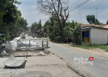 PROSES PERBAIKAN: Betonisasi sudah dilakukan pada sebagian jalan Wirosari-Karangasem di Kabupaten Grobogan. (Eko Wicaksono/Lingkarjateng.id)
