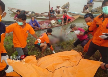 EVAKUASI: Tim SAR gabungan saat menemukan mayat Nyamat (60). (Humas Basarnas Semarang/Lingkarjateng.id)