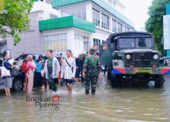 EVAKUASI: Prajurit Kodam IV/Diponegoro saat mengevakuasi warga di RSI Sultan Agung Semarang. (Dok. Pendam IV/Diponegoro/Lingkarjateng.id)