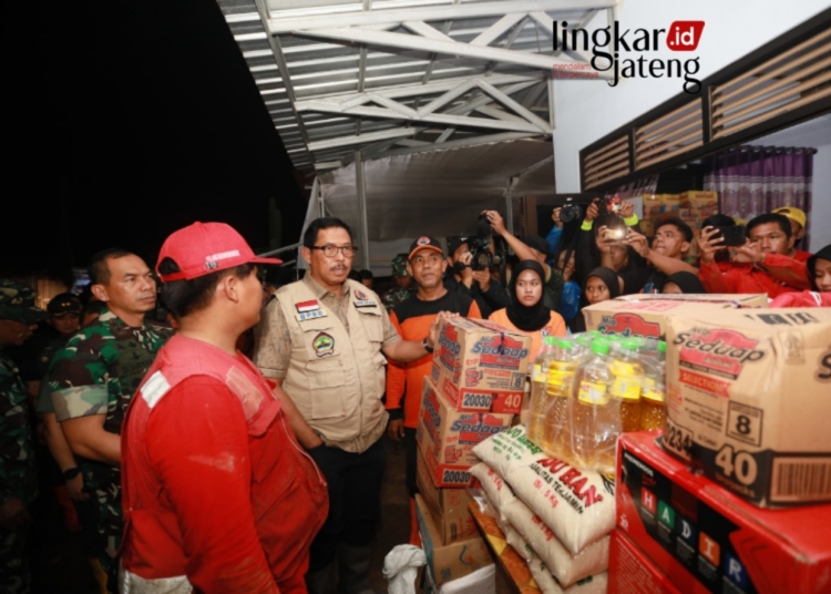 100 Paket Sembako Disalurkan untuk Korban Banjir di Pekalongan 25 SALURKAN BANTUAN: 100 Paket Sembako yang disalurkan kepada korban banjir di Desa Wangandowo, Kecamatan Bojong, Kabupaten Pekalongan. (Dok. Pendam IV/Diponegoro/Lingkarjateng.id)