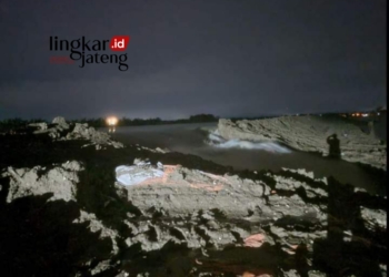 POTRET: Air mengalir deras disela-sela tanggul yang jebol di Dukuh Norowito, Ketanjung, Kecamatan Karanganyar, Kabupaten Demak, pada Minggu, 17 Maret 2024 (17/3) dini hari. (Dok. Warga for Lingkar/Lingkarjateng.id)