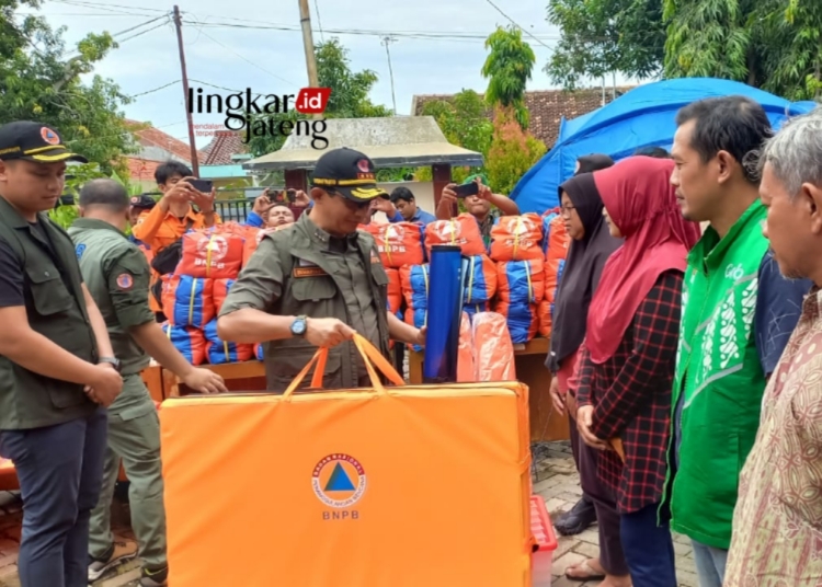 SIMBOLIS : Kepala Badan Nasional Penanggulangan Bencana (BNPB), Letjen TNI Suharyanto menyalurkan sejumlah bantuan kepada warga yang terdampak bencana banjir di Kendal. (Arvian Maulana/Lingkarjateng.id)