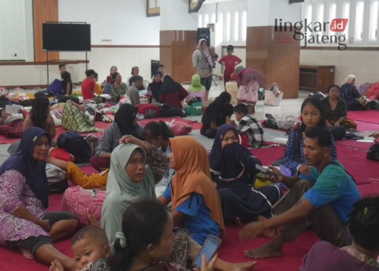 MENGUNGSI: Kondisi warga yang mengungsi di Gedung DPRD Kudus, pada Minggu, 17 Maret 2024. (Nisa HS/Lingkarjateng.id)