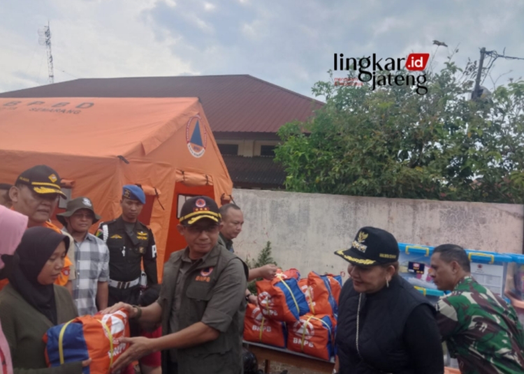 SIMBOLIS: Kepala BNPB Letjen TNI Suharyanto didampingi Wali Kota Semarang Hevearita Gunaryanti Rahayu menyerahkan bantuan untuk warga terdampak banjir di Semarang. (Rizky Syahrul/Lingkarjateng.id)