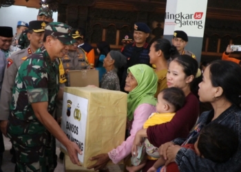 SIMBOLIS: Pangdam IV/Diponegoro Mayjen TNI Deddy Suryadi bersama Kapolda Jateng Irjen. Pol. Ahmad Luthfi menyerahkan bantuan untuk korban banjir di Kudus. (Dok. Pendam/Lingkarjateng.id)