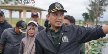MONITORING: Ketua DPRD Jepara, Haizul Ma'arif saat melakukan pemantauan banjir di Desa Mayong Kidul dan Desa Dorang, pada Minggu, 17 Maret 2024. (Tomi Budianto/Lingkarjateng.id)