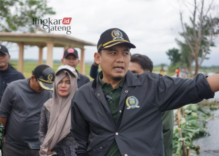 MONITORING: Ketua DPRD Jepara, Haizul Ma'arif saat melakukan pemantauan banjir di Desa Mayong Kidul dan Desa Dorang, pada Minggu, 17 Maret 2024. (Tomi Budianto/Lingkarjateng.id)