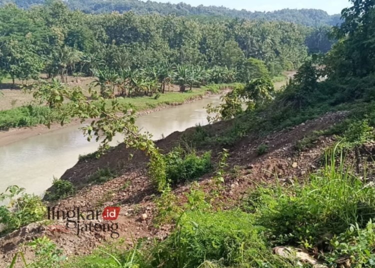 LONGSOR: Longsoran tanah di bantaran Sungai Gobak, Kecamatan Bancak, Kabupaten Semarang, pada Minggu, 17 Maret 2024. (Dok. Warga for Lingkar/Lingkarjateng.id)