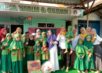 SANTUNI ANAK YATIM: anggota PMR SMA Negeri 2 Pati dan 2 pembina sambangi Yayasan Subur Makmur Sejahtera. (Dok. SMA Negeri 2 Pati for Lingkar/Lingkarjateng.id)