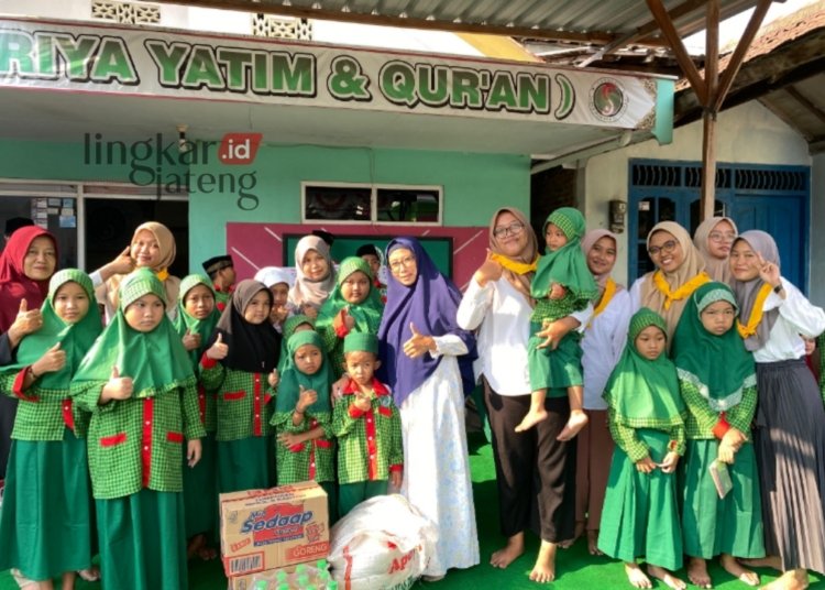 SANTUNI ANAK YATIM: anggota PMR SMA Negeri 2 Pati dan 2 pembina sambangi Yayasan Subur Makmur Sejahtera. (Dok. SMA Negeri 2 Pati for Lingkar/Lingkarjateng.id)