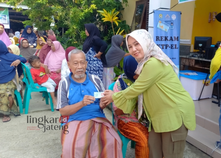 ANTRE : Para warga Dusun Persilan yang sedang mengantre untuk cek kesehatan dan pelayanan Adminduk Dispendukcapil Kendal. (Arvian Maulana/Lingkarjateng.id)