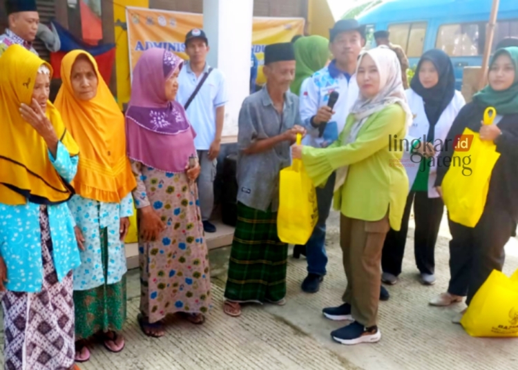 SIMBOLIS : Kepala Disdukcapil Kendal, Ratna Mustikaningsih memberikan bantuan sosial kepada warga membutuhkan, Dusun Persiran, Desa Turunrejo, Kecamatan Brangsong, Kabupaten Kendal. (Arvian Maulana/Lingkarjateng.id)