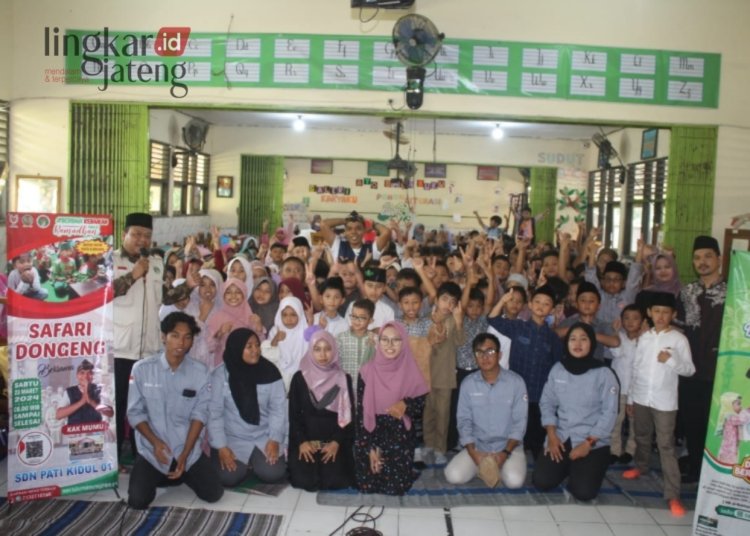 CERIA: Siswa kelas 1 dan 2 SDN Pati Kidul 01 mengikuti Safari Dongeng yang digelar oleh Yayasan Subur Makmur Sejahtera. (Dok. Yayasan SMS for Lingkar/Lingkarjateng.id)