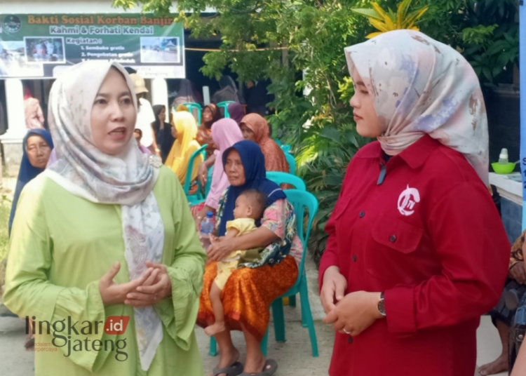 BERI KETERANGAN: Kepala Dispendukcapil Kendal, Ratna Mustikaningsih memberikan keterangan kepada Lingkar. (Unggul Priambodo/Lingkarjateng.id)