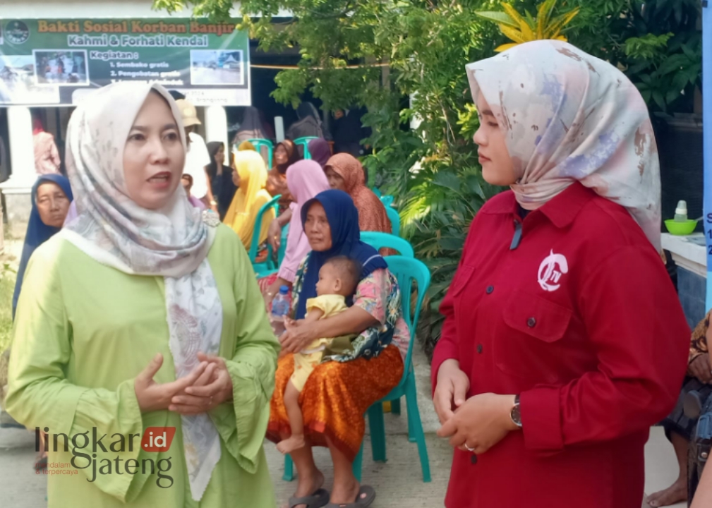 BERI KETERANGAN: Kepala Dispendukcapil Kendal, Ratna Mustikaningsih memberikan keterangan kepada Lingkar. (Unggul Priambodo/Lingkarjateng.id)