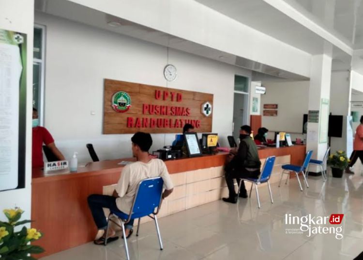Puskesmas dan Rumah Sakit di Blora Siaga 24 Jam selama Libur Lebaran 2024 25 BERI LAYANAN: Kondisi pelayanan kesehatan di Puskesmas Randublatung, Kabupaten Blora. (Hanafi/Lingkarjateng.id)