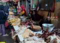 BERJUALAN: Pedagang daging ayam di Pasar Tradisional Kendal, Kamis, 21 Maret 2024. (Arvian Maulana/Lingkarjateng.id)