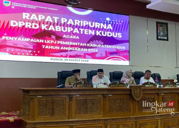 Ketua DPRD Kabupaten Kudus H. Masan, SE., MM., memimpin Rapat Paripurna terkait penyampaian LKPJ Pemkab Kudus Tahun Anggaran 2023 di Ruang Rapat Paripurna Gedung DPRD Kabupaten Kudus, Senin, 25 Maret 2024. (Nisa Hafizhotus Syarifa/Lingkarjateng.id)